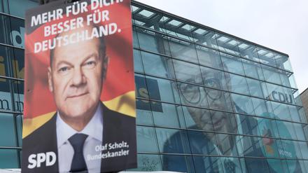 Missglückter Wahlkampf: Ein Plakat der SPD mit Kanzlerkandidat Olaf Scholz. Im Hintergrund in Übergröße das Konterfei von CDU-Chef Friedrich Merz.