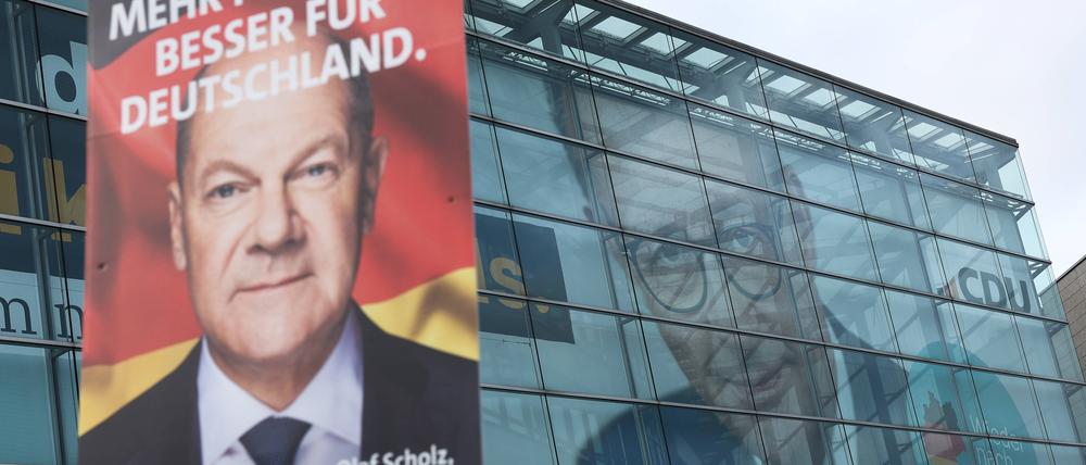 Wahlkampf zur Bundestagswahl 2025 in Berlin: Plakat des damals noch amtierenden Kanzlers Olaf Scholz (SPD), im Hintergrund sein Herausforderer und heutiger Kanzler Friedrich Merz (CDU).