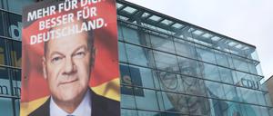 Missglückter Wahlkampf: Ein Plakat der SPD mit Kanzlerkandidat Olaf Scholz. Im Hintergrund in Übergröße das Konterfei von CDU-Chef Friedrich Merz.