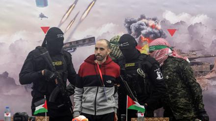 Die Hamas nutzte die Übergaben israelischer Geiseln an das Rote Kreuz für eine Zurschaustellung ihrer Macht im Gazastreifen. 