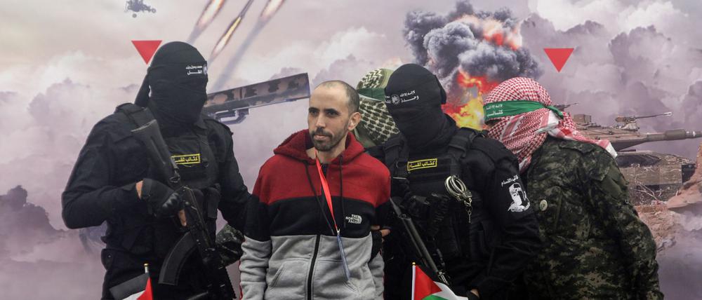 Die Hamas nutzte die Übergaben israelischer Geiseln an das Rote Kreuz für eine Zurschaustellung ihrer Macht im Gazastreifen.