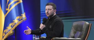 Bei einer Pressekonferenz in Kyjiw bot der ukrainische Präsident Wolodymyr Selenskyj seinen Rücktritt an.