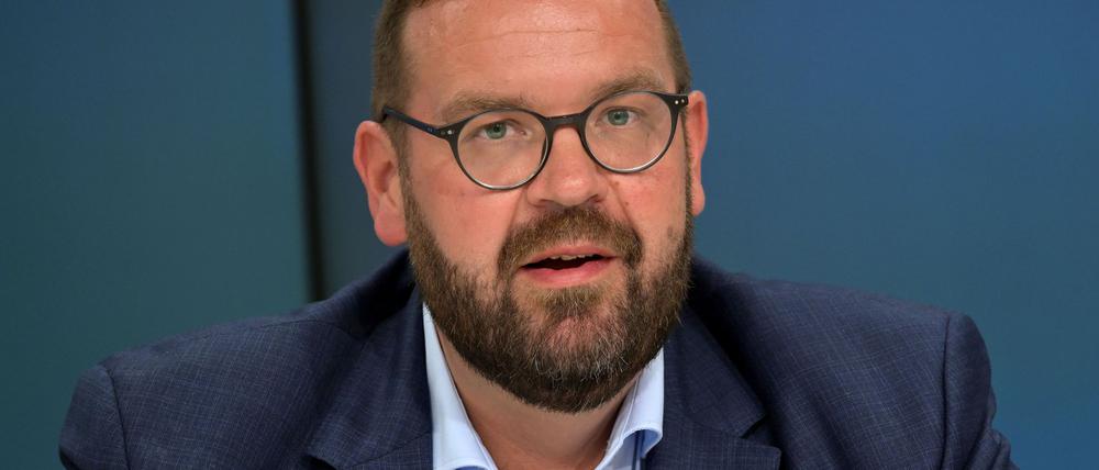 Der Generalsekretär der Brandenburger CDU, Gordon Hoffmann, zeigt sich zufrieden nach der Bundestagswahl. (Archivbild)