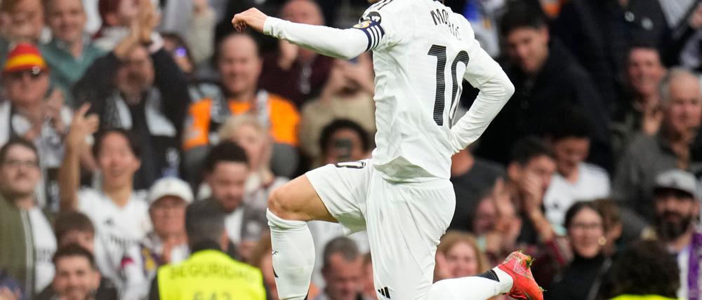 Luka Modric freut sich über sein Tor zum 1:0.