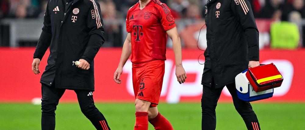 Es geht nicht mehr: Joshua Kimmich verlässt verletzt den Platz.