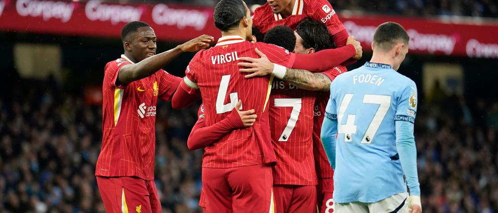  Spieler des FC Liverpool jubeln über das Tor zum 0:1.