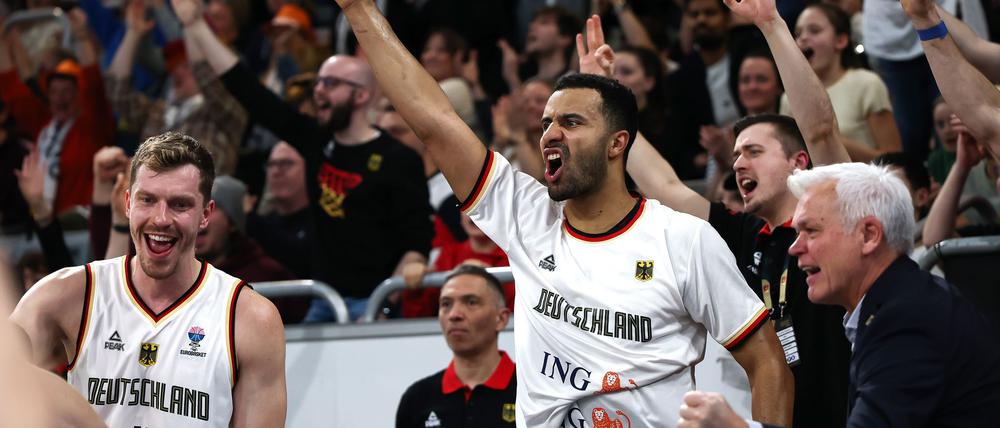 Auch die Bank bejubelt den klaren Sieg.