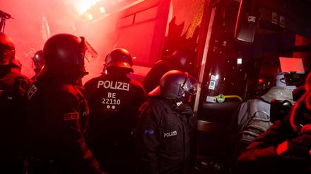 Polizisten brechen bei einer Demonstration vor der Bundesgeschäftsstelle der AfD einen Bus auf. 