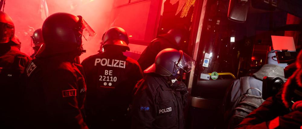 Polizisten brechen bei einer Demonstration vor der Bundesgeschäftsstelle der AfD einen Bus auf.