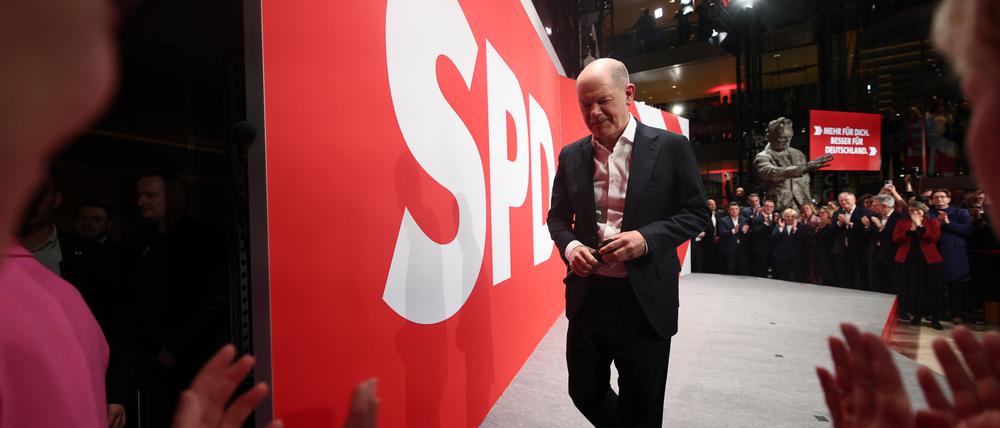 Olaf Scholz (SPD), Bundeskanzler und Kanzlerkandidat, verlässt nach seiner Rede bei der SPD-Wahlparty das Willy-Brandt-Haus.