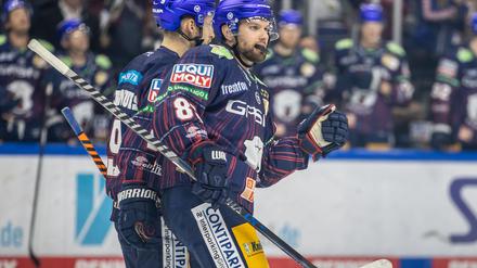 Angreifer Zach Boychuk erzielte beim Heimsieg der Eisbären gegen Köln zwei Tore.