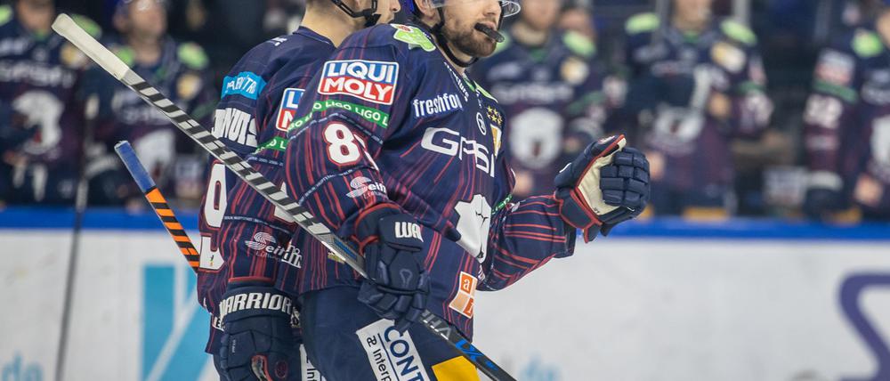 Angreifer Zach Boychuk erzielte beim Heimsieg der Eisbären gegen Köln zwei Tore.