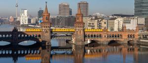 Oberbaumbrücke über die Spree, U-Bahn Zug BVG, Stadtansicht Berlin, Friedrichshain-Kreuzberg, Berlin, Deutschland, Europa *** Oberbaumbrücke via the Spree, U Rail Train BVG, City view Berlin, Friedrichshain Kreuzberg, Berlin, Germany, Europe Copyright: imageBROKER/DavidxWeyand ibxwey10117299.jpg Bitte beachten Sie die gesetzlichen Bestimmungen des deutschen Urheberrechtes hinsichtlich der Namensnennung des Fotografen im direkten Umfeld der Veröffentlichung