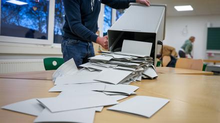 In einem Wahllokal wird die Wahlurne um 18 Uhr geöffnet und die Stimmzettel werden aus der Wahlurne geschüttet. 