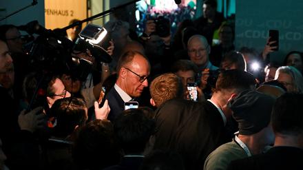 Der Wahlsieger Merz in der Menge. 