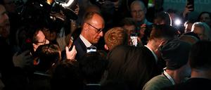 Der Wahlsieger Merz in der Menge. 