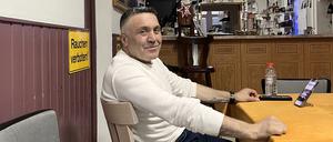 Okan Yavuz verfolgt die Hochrechnungen in seinem Lokal am Kottbusser Tor. 