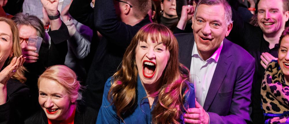 Die Linke-Vorsitzenden Ines Schwerdtner (l.) und Jan van Aken (r.) mit Spitzenkandidatin Heidi Reichinnek bei der Bekanntgabe der Hochrechnungen.