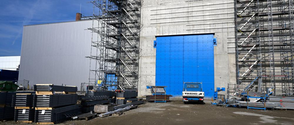 Der Bau einer neuen Halle zur Zerlegung von Teilen aus ehemaligen DDR-Kernkraftwerken ist weit fortgeschritten.