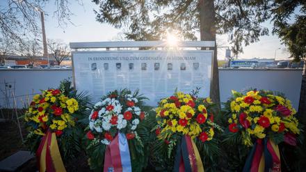 Gedenken mit Kränzen am fünften Jahrestag des Anschlags in Hanau an den Gräbern der auf dem Hanauer Hauptfriedhof bestatteten Opfer.