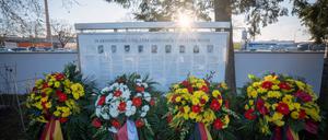 Gedenken mit Kränzen am fünften Jahrestag des Anschlags in Hanau an den Gräbern der auf dem Hanauer Hauptfriedhof bestatteten Opfer.