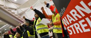 Streikende mit Westen bekleidet stehen im Terminal des Flughafens. Im Tarifstreit im öffentlichen Dienst sind unter anderem Beschäftigte, die für Be- und Entladung der Flugzeuge zuständig sind, sowie Mitarbeiter beim Check-In-Schalter oder auch Flugzeugeinweiser zum Warnstreik aufgerufen. Die Flughäfen rechnen mit Ausfällen und Verspätungen. 