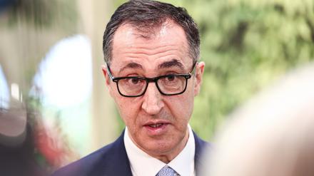 Cem Özdemir (Bündnis 90/Die Grünen), Bundesminister für Ernährung und Landwirtschaft, spricht zu Journalisten vor der Eröffnung der Grünen Woche in Berlin. 