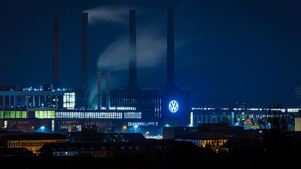 Ein Volkswagen-Logo leuchtet am frühen Morgen am VW-Kraftwerk. 