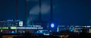 Ein Volkswagen-Logo leuchtet am frühen Morgen am VW-Kraftwerk.