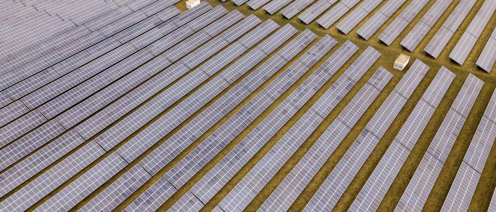 Ein Solarpark der BayWa r.e. in Mecklenburg-Vorpommern am Ostseeflughafen Barth. Die Baywa-Muttergesellschaft verkauft notgedrungen ihre Beteiligung an dem Ökostromunternehmen an den Schweizer Partner E.I.P.