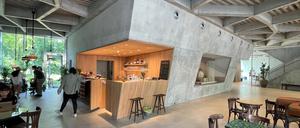 Eigenwillige Durchbildung der Betondecken im Erdgeschoss - zugleich Versinnbildlichung des Namens Spore