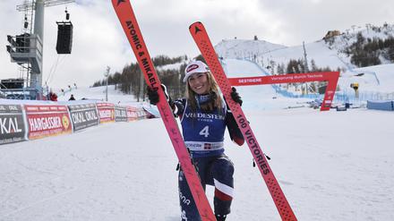 Shiffrins 100. Sieg wurde auf Gedenkskiern verewigt. 