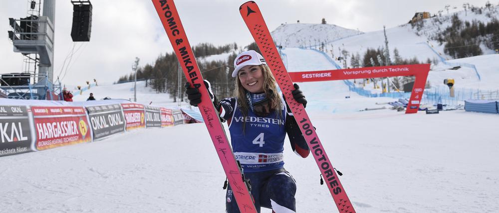 Shiffrins 100. Sieg wurde auf Gedenkskiern verewigt.