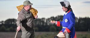 Ackergespräch: Ein Stadtführer in Storkow hat sich als Friedrich der Große verkleidet und unterhält sich mit einem Bauern über seine Kartoffelernte.