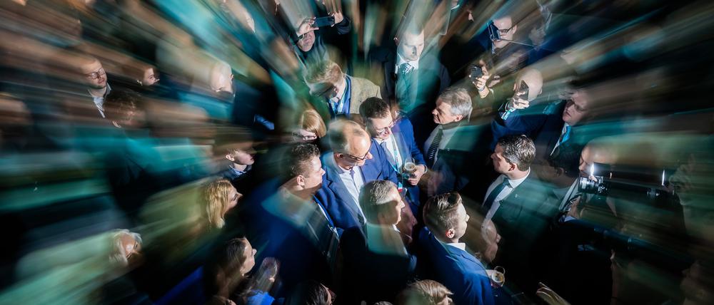 Der Kanzlerkandidat der Union, Friedrich Merz, steht am Wahlabend zwischen Parteifreunden in der CDU-Parteizentrale.