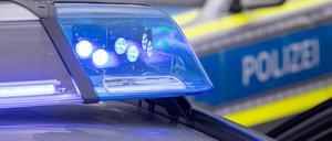 Ein Blaulicht auf dem Dach eines Polizeifahrzeugs.