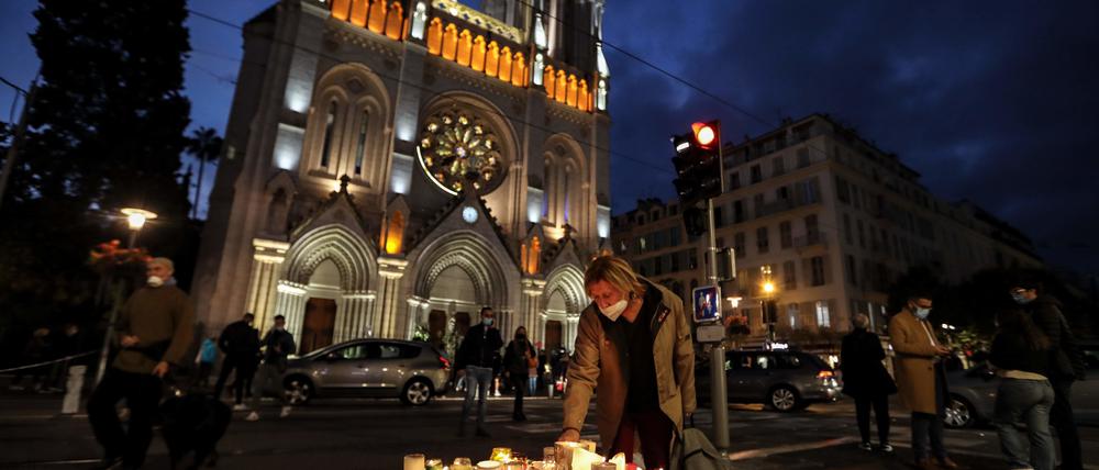 Im Prozess um einen islamistisch motivierten Dreifachmord in der Basilika von Nizza hat der Angeklagte überraschend ein Geständnis abgelegt.