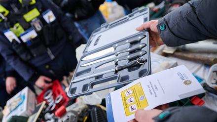 In den ersten Tagen der neuen Waffenverbotszonen haben Polizisten zahlreiche Waffe n sichergestellt. (Archivbild) 