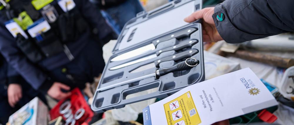In den ersten Tagen der neuen Waffenverbotszonen haben Polizisten zahlreiche Waffe n sichergestellt. (Archivbild)