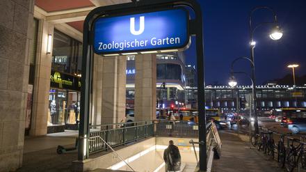 Der Eingang des U-Bahnhofs Zoologischer Garten.