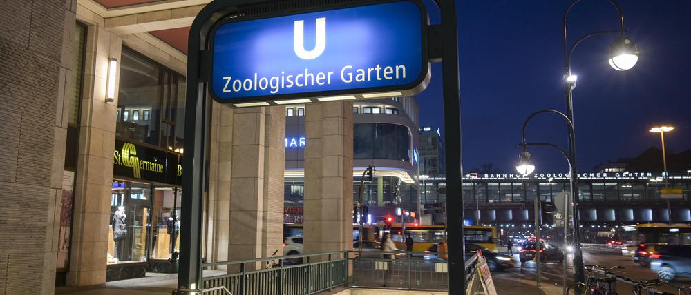 Der Eingang des U-Bahnhofs Zoologischer Garten.