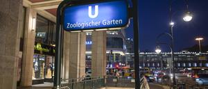 Der Eingang des U-Bahnhofs Zoologischer Garten.