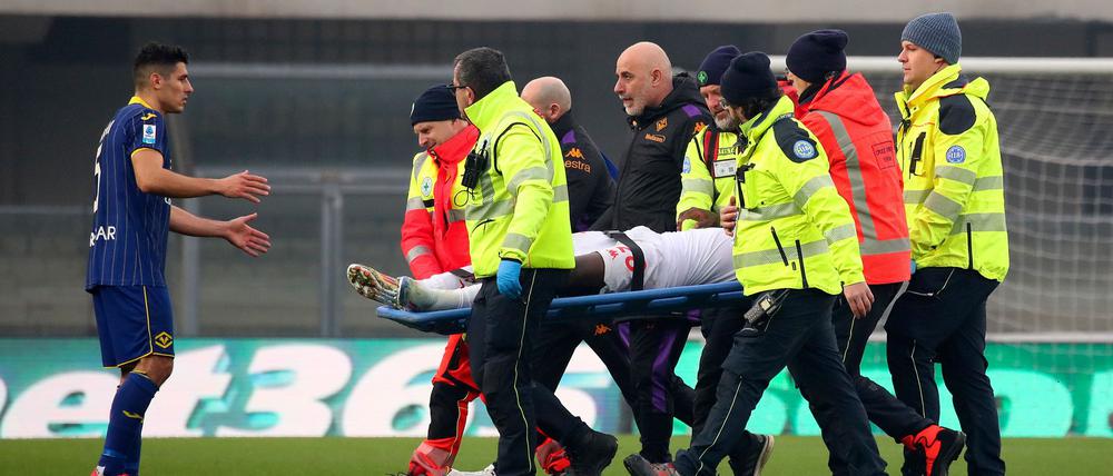 Stürmer Moise Kean von der AC Florenz wird nach einem Zusammenbruch auf dem Platz in ein Krankenhaus gebracht.
