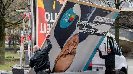 Großplakate zur Wahl werden abgebaut.