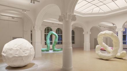 Die ehemalige Schalthalle des Postamts bevölkern Skulpturen des österreichischen Bildhauers Franz West.