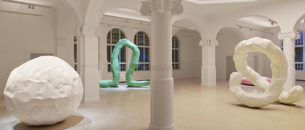 Die ehemalige Schalthalle des Postamts bevölkern Skulpturen des österreichischen Bildhauers Franz West.