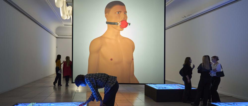 KI-Selbstbildnis auf Großleinwand: Shu Lea Cheang Avatar in ihrer Installation „Spoken Words“ wechselt ständig Hautfarbe, Alter und Geschlecht. 