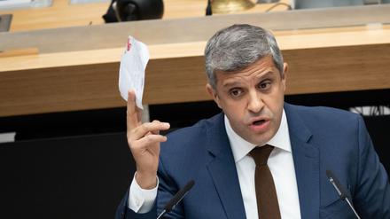 Berlins SPD-Fraktionchef Raed Saleh warnt vor weiteren Belastungen für Länder und Kommunen. (Archivbild)
