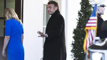 Der französische Präsident Emmanuel Macron wird von der Protokollchefin Monica Crowley bei seiner Ankunft im Weißen Haus begleitet.