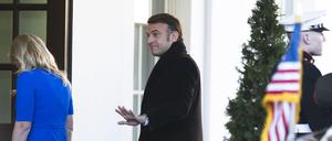 Der französische Präsident Emmanuel Macron wird von der Protokollchefin Monica Crowley bei seiner Ankunft im Weißen Haus begleitet.